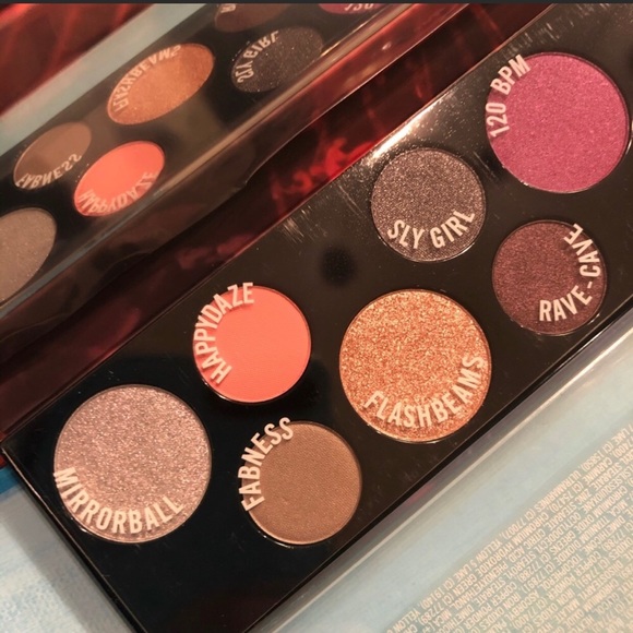 2X HOST PICK🎉 MAC raver girl palette - Picture 2 of 3